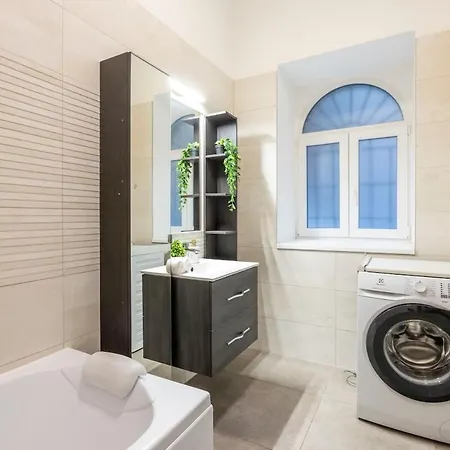 Superior -modern 3br *