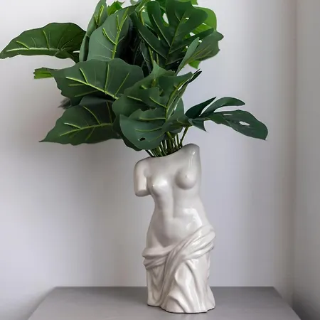 Superior -modern 3br *