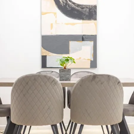 Superior -modern 3br *