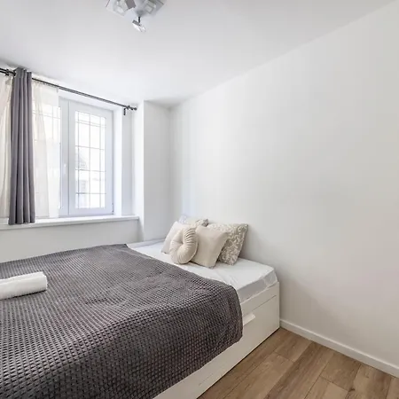 Superior -modern 3br *